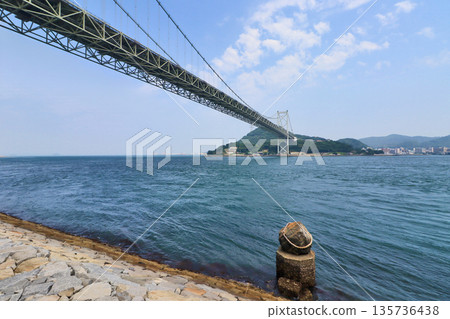 下關市立石稻荷神社的聖物烏帽子，位於俯瞰關門橋的海邊 135736438