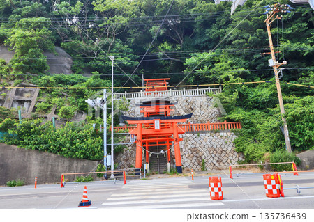 位於下關市海邊,俯瞰關門海峽的立石稻荷神社 位於下關市海邊,俯瞰關門海峽的立石稻荷神社 135736439