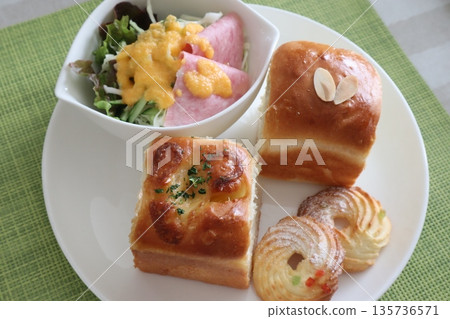 午餐配新鮮出爐的自製麵包 135736571