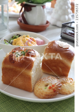午餐配新鮮出爐的自製麵包 午餐配新鮮出爐的自製麵包 135736572