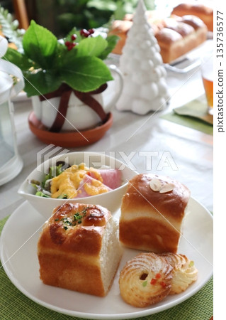 午餐配新鮮出爐的自製麵包 135736577