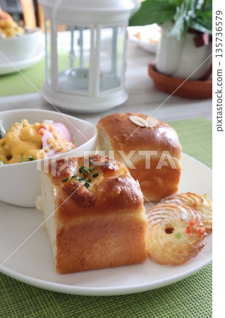 午餐配新鮮出爐的自製麵包 午餐配新鮮出爐的自製麵包 135736579