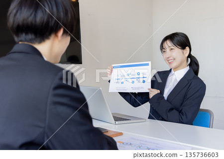在會議室開會的商務人士 在會議室開會的商務人士 135736603