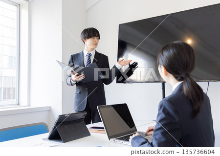 在會議室開會的商務人士 在會議室開會的商務人士 135736604