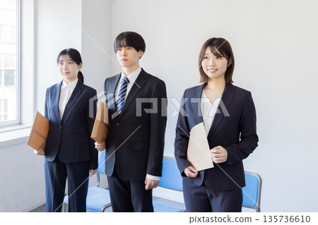 小組面試的緊張氣氛 135736610