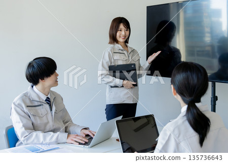 一群工人在大螢幕顯示器前開會 135736643