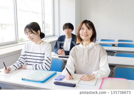 大學生在教室上課 135736673