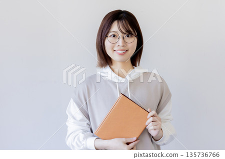 大學生看著鏡頭 135736766