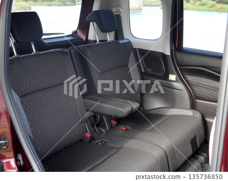 小型轎車後座（附滑動門） 135736850