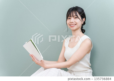 在家閱讀的年輕亞洲女性（文化、閱讀習慣、空閒時間、文學） 135736864