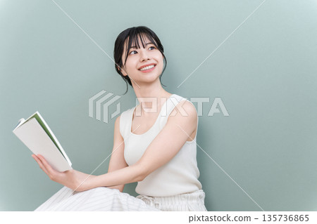 在家閱讀的年輕亞洲女性（文化、閱讀習慣、空閒時間、文學） 135736865