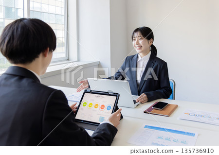 在會議室開會的商務人士 在會議室開會的商務人士 135736910