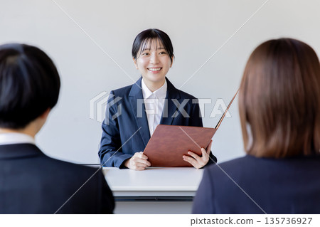 打開的女商人 135736927