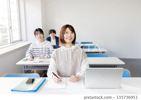 大學生在教室上課 大學生在教室上課 135736951