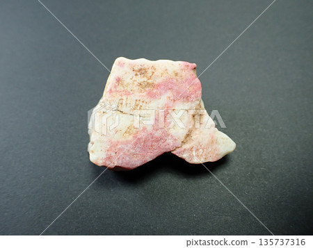 Limestone containing cinnabar 135737316