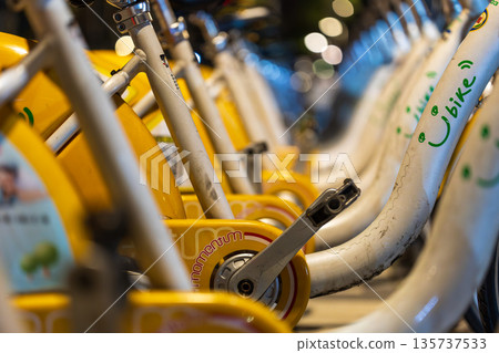 台灣街道上整齊排列的黃色共享自行車 U Bike 台灣街道上整齊排列的黃色共享自行車 U Bike 135737533