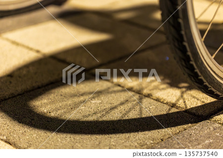 台灣街道上整齊排列的黃色共享自行車 U Bike 台灣街道上整齊排列的黃色共享自行車 U Bike 135737540