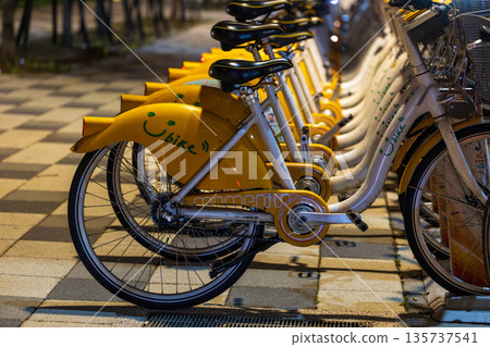 台灣街道上整齊排列的黃色共享自行車 U Bike 台灣街道上整齊排列的黃色共享自行車 U Bike 135737541