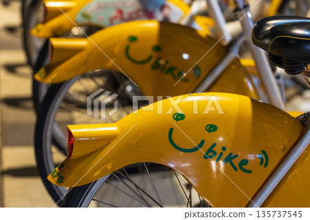 台灣街道上整齊排列的黃色共享自行車 U Bike 台灣街道上整齊排列的黃色共享自行車 U Bike 135737545