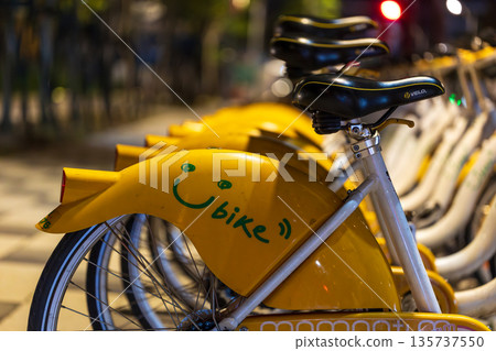 台灣街道上整齊排列的黃色共享自行車 U Bike 台灣街道上整齊排列的黃色共享自行車 U Bike 135737550