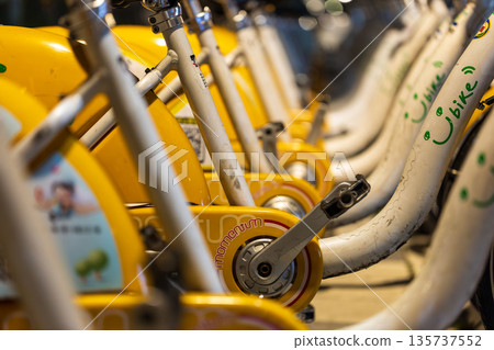 台灣街道上整齊排列的黃色共享自行車 U Bike 台灣街道上整齊排列的黃色共享自行車 U Bike 135737552