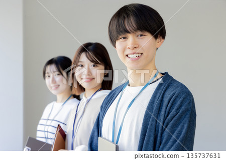 穿著休閒服裝的年輕男女 穿著休閒服裝的年輕男女 135737631