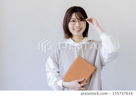 大學生看著鏡頭 大學生看著鏡頭 135737638