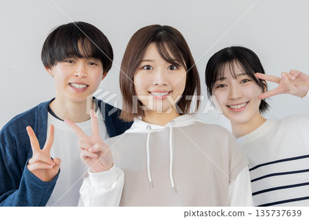學生擺姿勢 學生擺姿勢 135737639