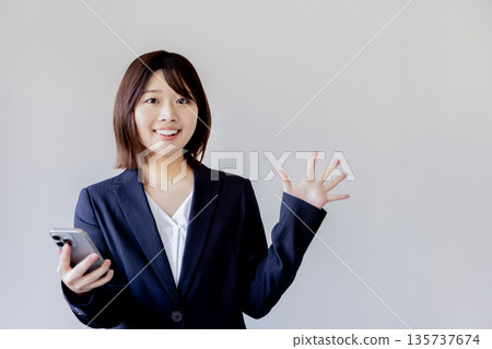 有智能手機的驚奇的婦女 有智能手機的驚奇的婦女 135737674