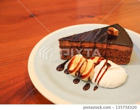 美味的巧克力蛋糕 135738320