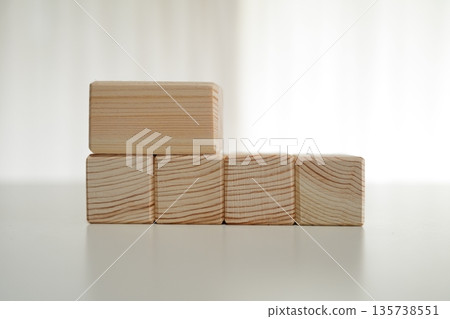 一排Kumiki木製積木擺放在白色桌上。 135738551