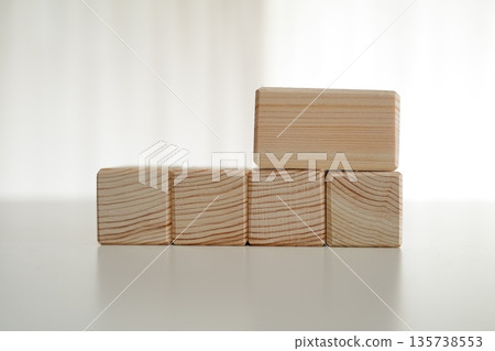 一排Kumiki木製積木擺放在白色桌上。 135738553