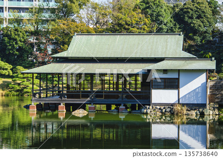 東京都江東區清澄庭園，大泉，數寄屋式亭閣，秋季景色，東京都政府指定風景名勝 135738640