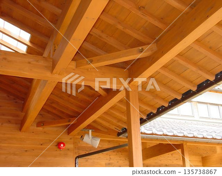 Eaves, under the eaves, sunlight, wooden guide Eaves, under the eaves, sunlight, wooden guide 135738867