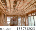 施工中的天花板木造工地 135738923