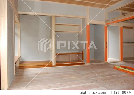 正在建造中的日式房間,木造建築工地 正在建造中的日式房間,木造建築工地 135738929