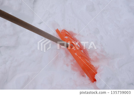 鏟子、除雪、雪、雪鏟、冬季、積雪、雪鄉、冬季景色、冬天、北海道、工具、白色、戶外、除雪、自然、真實 135739003