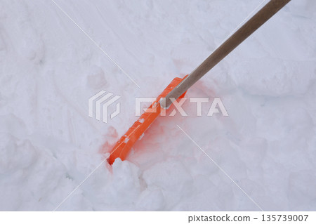 Shovel, snow removal, snow, snow shovel, winter, snow accumulation, snow country, winter scenery, winter, Hokkaido, tool, white, outdoors, snow removal, nature, true 135739007