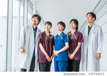 穿著工作服的醫護人員、醫護人員、女護士和穿白大褂的男醫生 穿著工作服的醫護人員、醫護人員、女護士和穿白大褂的男醫生 135739131