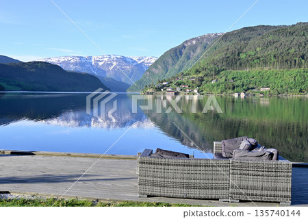 從烏爾維克的一家飯店露臺上可以欣賞到烏爾維克峽灣的景色。 從烏爾維克的一家飯店露臺上可以欣賞到烏爾維克峽灣的景色。 135740144