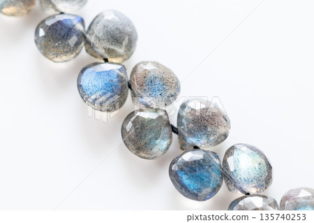 帶有藍色光澤的拉長石天然石珠 135740253