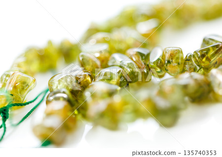 Natural stone beads with bright green peridot 135740353