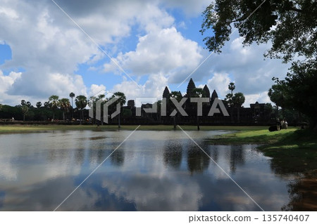 吳哥窟反映在水面上 135740407