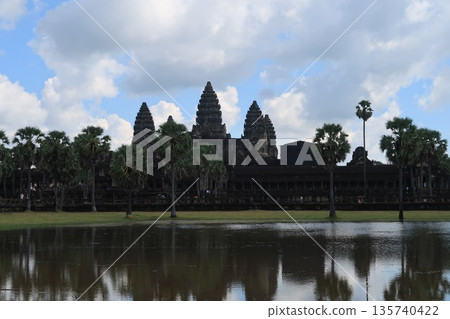吳哥窟反映在水面上 135740422