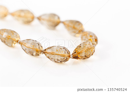 美麗的淚滴形天然石珠,散發著柔和的黃水晶光澤 美麗的淚滴形天然石珠,散發著柔和的黃水晶光澤 135740524