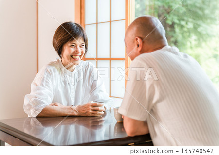 Senior couple drinking tea in a Japanese-style room with a view of fresh greenery (tea time, inn, Japanese-style room, living room) 135740542
