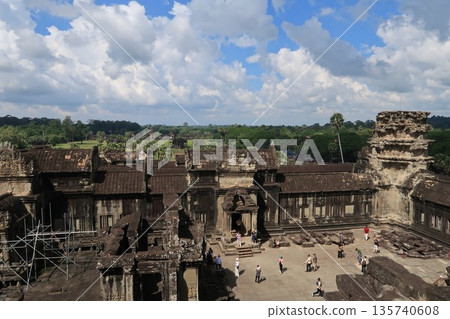 從吳哥窟中央塔樓俯瞰全景 從吳哥窟中央塔樓俯瞰全景 135740608