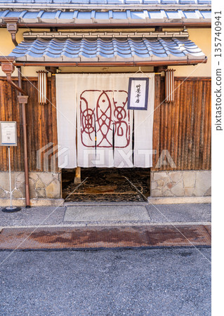 Mankiro, a long-established restaurant in Nishijin, Kyoto, specializing in Ikima-ryu style knives and Yusoku cuisine (established in 1715), conveys the history of Kyoto cuisine to the present day Mankiro, a long-established restaurant in Nishijin, Kyoto, specializing in Ikima-ryu style knives and Yusoku cuisine (established in 1715), conveys the history of Kyoto cuisine to the present day 135740941