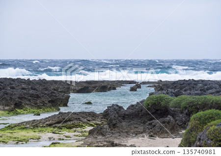 鹿兒島縣喜界島。 JAC3830航班事故當天的洶湧海面和珊瑚礁（存檔資料，留白） 135740981