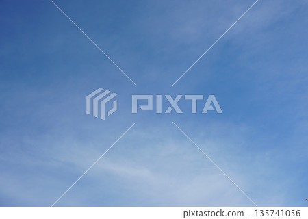 漂浮在藍天上的雲彩 漂浮在藍天上的雲彩 135741056